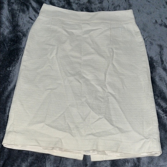 Banana Republic Dresses & Skirts - Banana Republic White Pencil Skirt (Size 2)